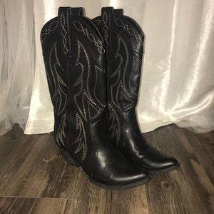 Black leather cowboy boots size 8